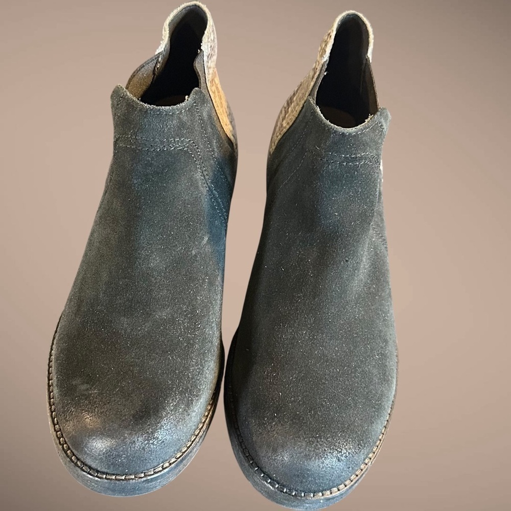 NWOT Clarks ‘Demi Beat’ Genuine Suede Pull-On Chelsea Boots in Black Snakeskin 6 - Picture 4 of 14